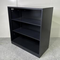 【在庫セール品：1台限定】【T7】■コクヨ(KOKUYO)製　エディア(EDIA)シリーズ　オープン書庫　ローキャビネット　H980㎜　■ブラック　■ベース付き【希少なブラックカラー！　オフィスの書類をスッキリ整理！　視認性に優れたオープン書庫！】