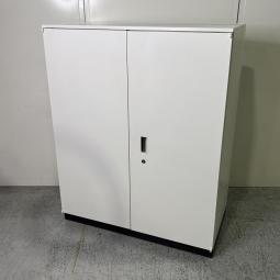 【在庫セール品：2台限定】【T7】■クロガネ(KUROGANE)製　グロウビックシリーズ　両開き書庫　ローキャビネット　W900×D450㎜　■ホワイト　■天板付き　■シリンダー錠【オフィスの書類をスッキリ収納！　大人気ホワイトカラーの両開き書庫！】