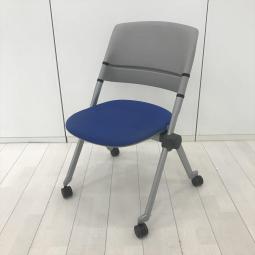 【定価約6万円】【会議室におすすめ！水平にも垂直にもスタッキング可能！】■オカムラ(okamura)製　リータ(LITA)チェア　ミーティングチェア　ネスティングチェア　会議用　■キャスター付　■背面：グレー/座面：ブルー　オフィスバスターズ　梅田本店
