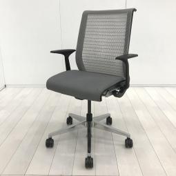 【長時間座る人のための椅子！ワイヤーが体にフィットするアメリカ発の大人気商品！長時間の着座ストレスを軽減！】 ■スチールケース（Steelcase）製　シンク（think）チェア　肘付き　ハイバック　■固定肘　■メッシュバック（3Dニット）　■背面：グレー　座面：グレー