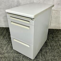 ★在庫入替セール品★【中古】内田洋行 FEEDシリーズ 脇机 グレー W400 D700 H700 値下げされました！　省スペースで使えるデスクサイドワゴン｜事務机・オフィス収納に最適｜中古オフィス家具をお探しならオフィスバスターズ福岡博多店へお気軽にお問い合わせください！