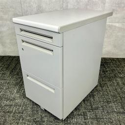 ★在庫入替セール品★【中古】内田洋行 FEED-Nシリーズ(FNPO46A4-3SK) 脇机 グレー W400 D700 H700 が値下げされました！省スペースで使えるデスクサイドワゴン｜事務机・オフィス収納に最適｜中古オフィス家具をお探しならオフィスバスターズ福岡博多店へお気軽にお問い合わせください！