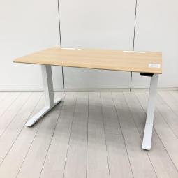 【電動で高さ調整可能・立ち姿勢を取り入れた新しいワークスタイルへ!】■オカムラ(okamura)製 スイフト(Swift)シリーズ 電動昇降デスク 昇降テーブル 平机 W1200×D700×H650~1250㎜ ■配線口 ■天板:木目ナチュラル・L脚:ホワイト オフィスバスターズ 梅田本店