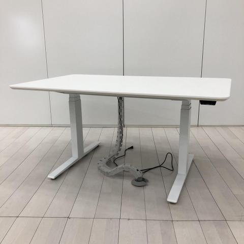 【電動で高さ調整可能・立ち姿勢を取り入れた新しいワークスタイルへ！】■オカムラ(okamura)製　スイフト(Swift)シリーズ　電動昇降デスク　昇降テーブル　平机　■W1500×D900×H700～1250㎜　■ホワイト