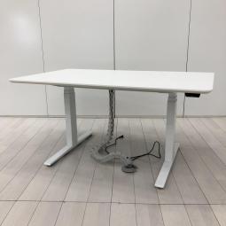 【電動で高さ調整可能・立ち姿勢を取り入れた新しいワークスタイルへ！】■オカムラ(okamura)製　スイフト(Swift)シリーズ　電動昇降デスク　昇降テーブル　平机　■W1500×D900×H700～1250㎜　■ホワイト