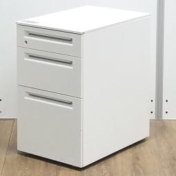 オカムラ製　 アドバンス　ホワイト　W390xD580xH650サイズ　シリンダー　注意※2段目　A4ファイル収納不可　フリーアドレスの必須品！　収納とワークスペースの拡張にオススメ！　フリーアドレスデスク用　3段ワゴン！！