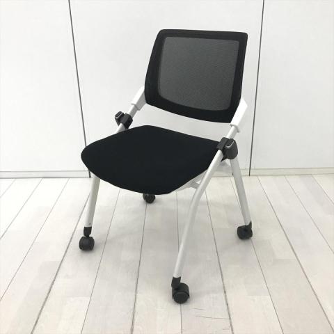 【会議室におすすめ!水平にも垂直にもスタッキング可能!■ニトリ(NITORI)製 X-16Wシリーズ ミーティングチェア 背面メッシュ ■キャスター付 ■ブラック×ホワイトシェル