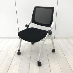 【会議室におすすめ！水平にも垂直にもスタッキング可能！■ニトリ（NITORI）製　X-16Wシリーズ　ミーティングチェア　背面メッシュ　■キャスター付　■ブラック×ホワイトシェル