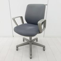 【体にフィットするダブルクッション構造！快適さと集中力をキープ！】■コクヨ(KOKUYO)製　セディスタ(SEDISTA)チェア　肘付ローバック　クッションタイプ　■サークル肘・ハンガー付き　■ウレタンキャスター　■アッシュグレー×グレーシェル　【弊社使用欄：A01083892】