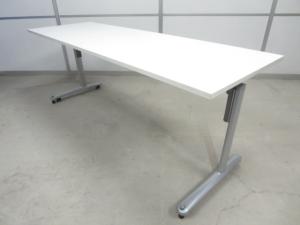 ☆W1800×D600mm！【使い方自由自在！フレキシブルに活躍！】■イトーキ製　サイドスタックテーブル　W1800×D600×H700mm　ホワイト　■キャスター付きで便利に使えます！【折りたたみテーブル】【在庫入替セール品！】