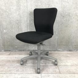 【分厚いクッションとシンプルで使いやすい操作性！スタンダードなデザインで快適な座り心地！】■オカムラ（okamura）カロッツァ（Carrozza）チェア　肘無ローバックチェア　■ブラック × グレーシェル　【弊社使用欄：A01081942】