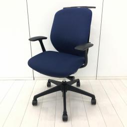 【前傾チルト機能付き！オカムラ製品で最も人気を集める高機能チェア！】■オカムラ（okamura）製　シルフィー（Sylphy）チェア　肘付　ローバック　■固定肘　■ミディアムブルー×ブラックシェル　【弊社使用欄：A01077102】