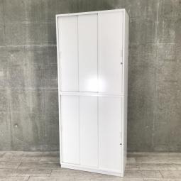 人気の高い3枚引き違いタイプのセットキャビネットが入荷！導線を邪魔しない引き戸！
■イトーキ/シンライン/ホワイト