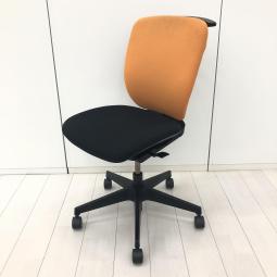 【在庫入替セール品！（本在庫限定価格）】【ミドルクラスの定番チェア！一人ひとりにマッチする座り心地！】■イトーキ（ITOKI）製　プラオチェア（PRAO）　ハイバック　肘無し　■ランバーサポート付　■コートハンガー付　■背面：アンバーオレンジ / 座面：ブラック ×ブラックシェル 【弊社使用欄：A01067169】【HU】