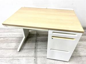 【定価約10万円】【人気のコンパクトサイズ！スタイリッシュな木目天板！】■オカムラ/アドバンス　■片袖机　■ナチュナル　■木目ナチュラル天板 × ネオホワイトボディー　■シリンダー鍵