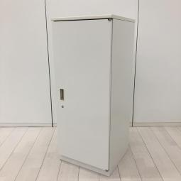 【オフィスのデットスペースにオススメの片開き書庫！】■イトーキ(ITOKI)製　シンライン(Thin Line)シリーズ　片開き書庫　ローキャビネット　W450×H1120㎜　■シリンダー錠　■ホワイト　【弊社使用欄：A01073200】