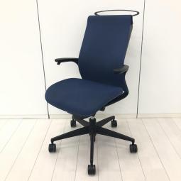 【西】【手元のレバーで上下昇降が可能！スタイリッシュなコクヨ製の定番シリーズ！】■コクヨ（KOKUYO）製　エムフォー（M4）チェア　肘付　ハイバック　背面メッシュ　■固定肘　■インディゴブルー
