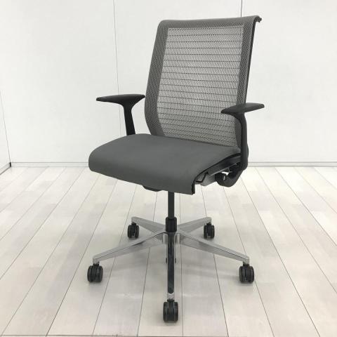 【長時間座る人のための椅子!ワイヤーが体にフィットするアメリカ発の大人気商品!長時間の着座ストレスを軽減!】 ■スチールケース(Steelcase)製 シンク(think)チェア 肘付き ハイバック ■固定肘 ■メッシュバック(3Dニット) ■グレー×ブラックシェル 【弊社使用欄:A01063365】
