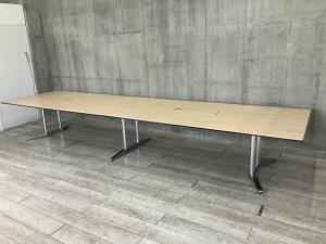 【スタイリッシュで上質なデザイン！エグゼクティブ空間にもフィット！】■オカムラ（okamura）製　ラティオⅡ（RATIOⅡ）シリーズ　会議用テーブル　ミーティングテーブル　W4800×D1200×H720mm　■配線口　■2枚天板　■木目ナチュラル