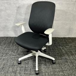 【前傾機能で健康な姿勢をサポート！】◆オカムラ /シルフィー　クロス　前傾　ハイバック　肘付き《オフィスバスターズ福岡博多店は、福岡を拠点として、日本全国へ中古オフィス用品・オフィス家具を提供しております》