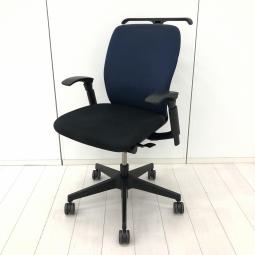 【在庫入替セール品！（本在庫限定価格）】【座る人を選ばない、シンプルスタイルなオフィスの定番シリーズ！把手付きで汚れ対策＆持ち運びラクラク！】
■イトーキ（ITOKI）製　フルゴ(fulgo)チェア　ローバック　■可動肘付き　コートハンガー付き　■背面：ネイビーブルー/座面：ブラック【弊社使用欄：A01065296】【HU】