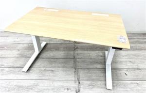 【電動で高さ調整可能・立ち姿勢を取り入れた新しいワークスタイルへ！】■オカムラ(okamura)製　スイフト(Swift)シリーズ　電動昇降デスク　昇降テーブル　平机　W1200×D670×H650～1250㎜　■配線口　■天板：木目ナチュラル・L脚：ホワイト