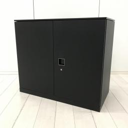 【オフィスの書類をスッキリ整理！取っ手がどの方向からでも開くマルチハンドルが人気！】■オカムラ（okamura）製　レクトライン（Rectline）シリーズ　両開き書庫　ローキャビネット　H780 ㎜　■シリンダー錠　■ブラック【2607】【A01081550】
