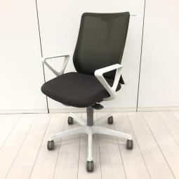 【腰まわりをしっかりホールド！長時間作業も快適フィット！】■オカムラ（okamura）製　フルーエント（Fluent）チェア　肘付　ローバック　背面メッシュ　■固定肘　サークル肘　■コートハンガー付　■グレー × ホワイトシェル【2607】【A01083888】