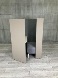 【１人用ワークブース！】【ソファーとのセット商品です！高めのパネルでやさしく囲い込み、リラックス感を醸し出してくれます！配線ユニット付き！】■オカムラ(okamura)製　ドレープ　ソファータイプ　集中ワークブース　(W1160/D1100/H1530)　■パネル：ライトブラウン/ライトグレー×ソファー：ベージュ×天板：ナチュラル　■コンセント２口付【ABW商材】【関東倉庫在庫品】【弊社使用欄：A01084723】