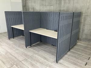 【ワーカーを柔らかに包み込むワークブース！オープンオフィスにもっと集中できる環境を！】■オカムラ（okamura）製　マッフル （Muffle）シリーズ　集中ワークブース　■対面４人用　パーテーション有（2×2対面仕様）　■天板付き　コンセントユニット付き　■ブルー 【関東倉庫在庫品】【ABW商品】【弊社使用欄：A01084539】