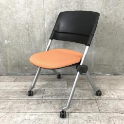 【関西倉庫在庫品】【訳あり商品】【会議室におすすめ！水平にも垂直にもスタッキング可能！】【大量入荷！まとめて揃います！】■オカムラ(okamura)製　リータ（LITA）チェア　ミーティングチェア　ネスティングチェア　会議用　■キャスター付　■アプリコット/オレンジ【弊社使用欄：A01033679】