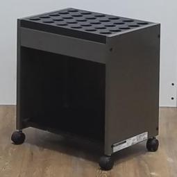 【T7】【商品入替のため、残り1台限り】コクヨ製　US　シルバー　30本・30人分 (5×6マス)　収納　キャスター付で移動も楽々！　大容量30本分！　オフィスやクリニックの入り口に必須の品です！　傘立て！！