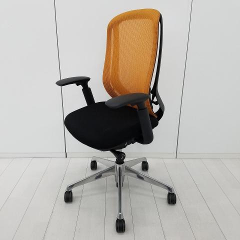 【前傾チルト機能付き】【オカムラ製品で最も人気を集める高機能チェア!】■オカムラ(okamura)製 シルフィ(Sylphy)チェア 肘付き ハイバック 背面メッシュ ■可動肘 ■背面:オレンジ/座面:ブラック【弊社使用欄:A90100866】