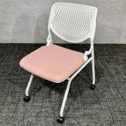 【中古】オカムラ ルナチェア 81S1AY ネスティングチェア 2017年製 1脚限定 入荷しました！会議室・研修室におすすめのミーティングチェア｜中古オフィス家具をお探しならオフィスバスターズ福岡博多店へお気軽にお問い合わせください！