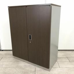 シックなイメージで人気の木目ダークカラー入荷!カフェ風なオフィスや役員室にもおすすめ!
■イトーキ/シンラインR (THIN LINE CABINET R)/扉カラー:ブラックウォールナットD 本体カラー:シルバーメタリック