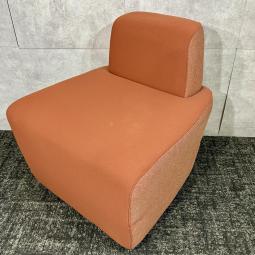 ★在庫入替セール品★【中古】オカムラ Alt Piazza 1人掛けソファ オレンジ　が値下げされました！ラウンジ・待合スペースにおすすめ｜中古オフィス家具をお探しならオフィスバスターズ福岡博多店へお気軽にお問い合わせください！