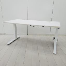【電動で高さ調整可能・立ち姿勢を取り入れた新しいワークスタイルへ！】■オカムラ（okamura）製　スイフト（Swift）シリーズ　電動昇降デスク　昇降テーブル　平机　W1350×D675×H650～1250㎜　■配線口　■ホワイト