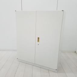 【A4ファイルも沢山収納可能！ホワイトカラーの人気シリーズ両開き書庫！】■イトーキ（ITOKI）製　シンライン（THIN LINE）　両開き書庫　ローキャビネット　■シリンダー錠　■ホワイト　※取っ手に日焼けあり