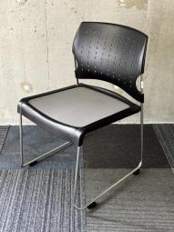 【在庫入替セール】定番のブラックカラーのスタッキングチェアが入荷致しました！どんなシーンにも対応がしやすいブラックカラーなので必見です！！■ブラック　※愛知※名古屋※豊田※三重