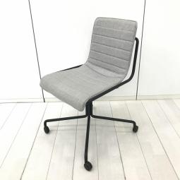 【ミーティングにも執務にも映える軽快デザイン！】■コクヨ(KOKUYO)製　デイズオフィス(Days Office)シリーズ　オフセットフレーム(offset frame)　ミーティングチェア　ワークチェア　回転チェア 　■キャスター付き4本脚ブラック　■グレー/593631 オフィスバスターズ　水戸サテライト　大子町　北茨城市　高萩市　日立市　常陸太田市　常陸大宮市　那珂市　東海村　ひたちなか市　城里町 水戸市　笠間市　茨城町　大洗町　小美玉市