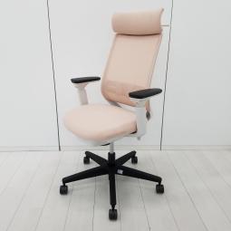 【背もたれに座と連動して動くシンクロロッキング搭載！座面の奥行きも調整可能！】■コクヨ(KOKUYO)製　ミトラ2(Mitra2)チェア　肘付　ハイバック　背面メッシュ　■可動肘・ランバーサポート・ハンガー・ヘッドレスト付き　■ピンク　【弊社使用欄：A01066983】