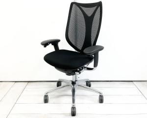 【外部倉庫在庫品！】ふっくらした座面と通気性のよいメッシュ背面がベストマッチ！座り心地抜群の人気シリーズ！
■オカムラ/サブリナチェア/ブラック　スマートオペレーション　可動肘付【AO】【TOGS】