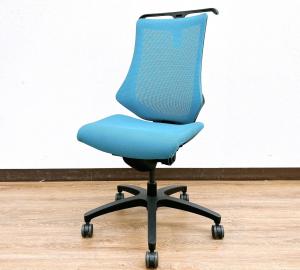 【姿勢の変化にフレキシブルに対応！スタイリッシュなデザインのメッシュチェア！】■イトーキ（ITOKI）　エフチェア　肘無しハイバック　メッシュバック　■ストロングブルー×ブラックシェル　■コートハンガー付き　【入替セールにつき60%OFF！】