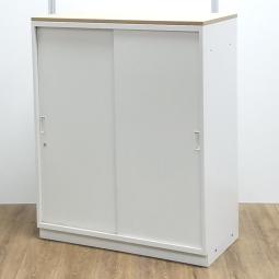 イトーキ製　シンラインシリーズ　ホワイト　W900xD450xH1120サイズ　ナチュラル天板　引違タイプですので、導線を邪魔せずにスペースを有効活用！　2枚引き違い書庫！！