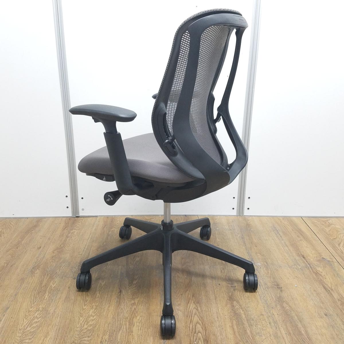 ax　オカムラ　シルフィーチェア　ローバック　固定肘　前傾機能　メッシュ　中古品 中古】シルフィーメッシュ オカムラ/okamura 肘付ローバックチェア