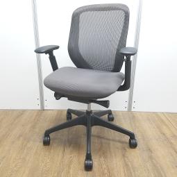 【T7】【商品入替のため、残り1脚限り】【肘すれキズあり】オカムラ製　シルフィ　ミディアムグレー　ブラックフレーム　肘付き　ローバック　背面メッシュ　アジャストアーム※可動肘　樹脂脚　前傾チルト機能付き　オカムラ製品で最も人気を集める高機能メッシュチェア！　肘付きローバックチェア！！
