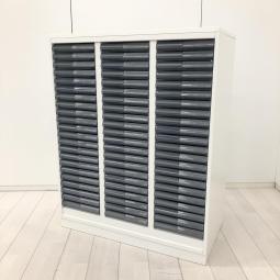 【書類・備品整理の必需品！珍しいクリトレが入荷！収納力抜群！】■コクヨ(KOKUYO)製　クリスタルトレイ　ローキャビネット　W900×D450×H1130㎜　■天板付き　■3列×浅型22段　■ホワイト　【弊社使用欄：A01080428】