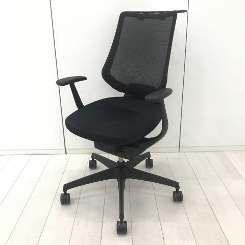 【定価約16万円】【イスとひとつになれる新感覚!360°揺れて体を自由に動かせる「グライディング・メカ」搭載!】■コクヨ(KOKUYO)製 イング(ing)チェア 肘付ハイバック 背面メッシュタイプ ■固定肘・ハンガー付き ■ブラック 【弊社使用欄:A01086025】