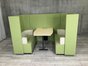 【商談、ミーティングをオシャレに快適に行えるブースセット！】■コクヨ（KOKUYO）製　ブラケッツシリーズ（Brackets）　集中ワークブース　4人用カフェブース　■ソファ/テーブル　■ライトグリーン 【ABW商材】【関東倉庫在庫品】【弊社使用欄：A01086467】