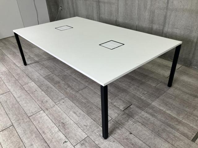 【スタイリッシュなデザインが人気の大型テーブル!6~8名様での会議に最適!】■コクヨ(KOKUYO)製 ワークフィット(WORKFIT)シリーズ ミーティングテーブル 会議用 W2400×D1400㎜ ■配線ボックス付き ■天板:ホワイト/4本脚:ブラック【AD】※1枚天板のため搬入経路にご注意ください。